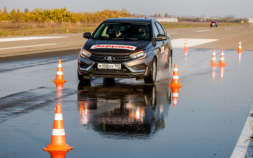 Замеры тормозного пути производятся до полной остановки, но в зачет идет путь с начальной скорости до 5 км/ч, потому что на более низких скоростях возможны погрешности - в том числе из-за работы АБС.