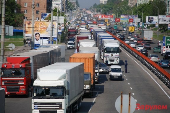 Платить за порчу дорог большегрузы начнут с ноября 2014 года