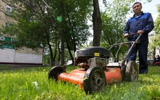 Автомобилистам объяснили, чем опасна парковка рядом с местом, где косят траву