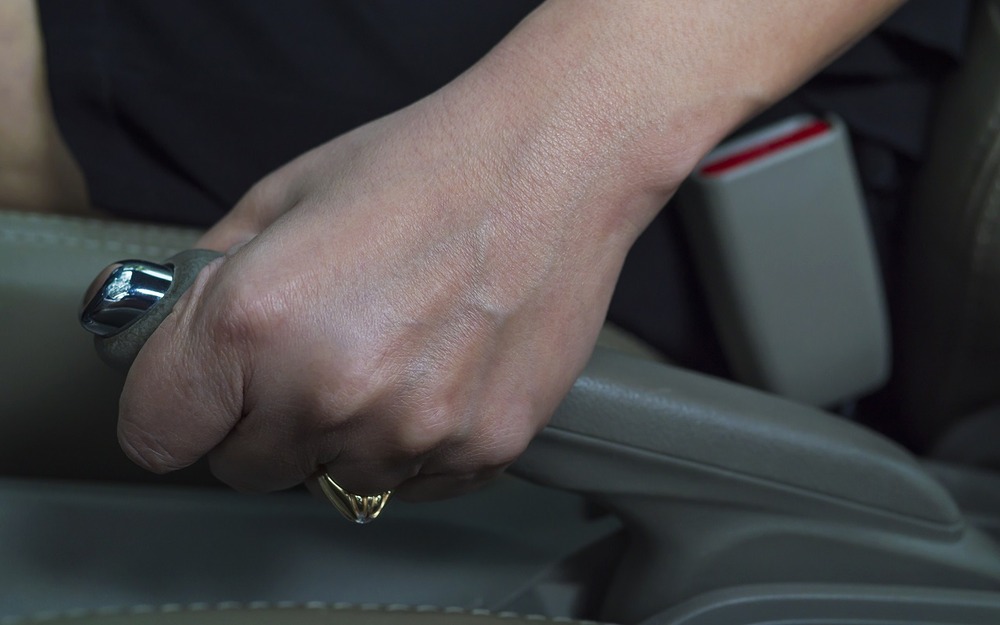 «Ручник» - это не только о безопасности при парковке. Что еще он умеет