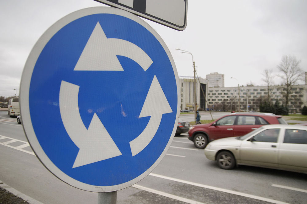 Автомобили-роботы научились распознавать дорожные знаки