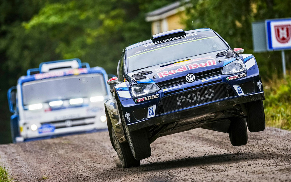 Команды Volkswagen и «КАМАЗ-Мастер» одна­жды провели «совместные учения» на финском скоростном участке «Оунинпохья». Конечно, это была пиар-акция - ни одна марафонская машина не догонит Polo WRC в его родной стихии.