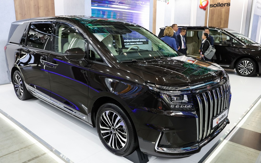 Названы цены на минивэн российского производства