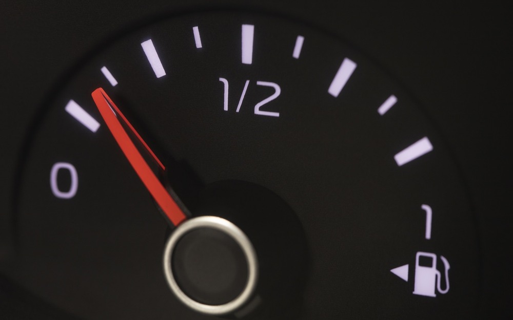 Почему врет указатель уровня топлива и чем это грозит