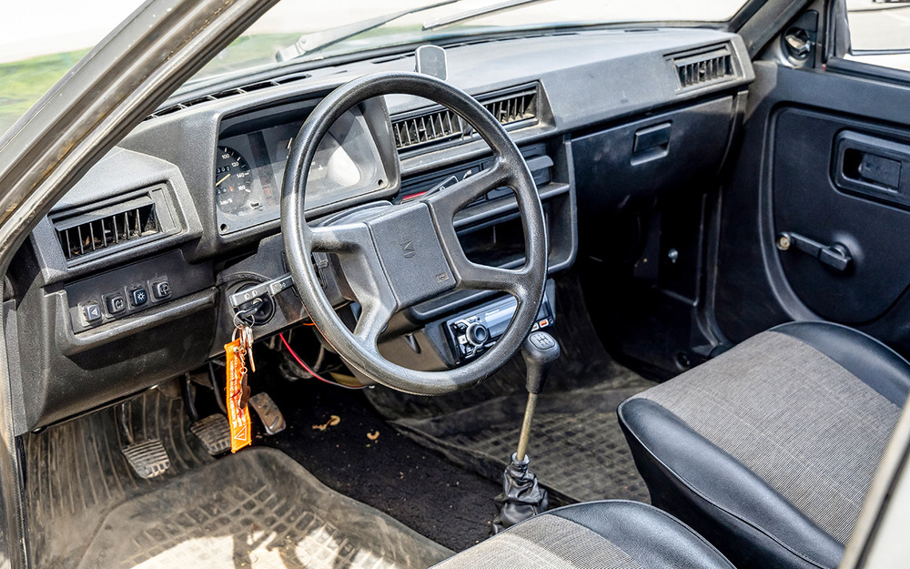 Салон Таврии ничем не хуже, чем ­у ровесников‑одноклассников. Четырехспицевый руль появился не сразу. Благодаря разветвленным и большим воздуховодам вентиляция и отопление были вполне эффективными.