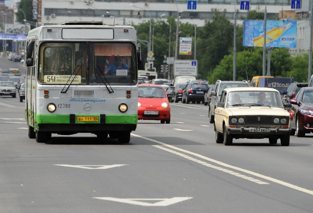 Московские автобусы начали фиксировать нарушения на «выделенках»