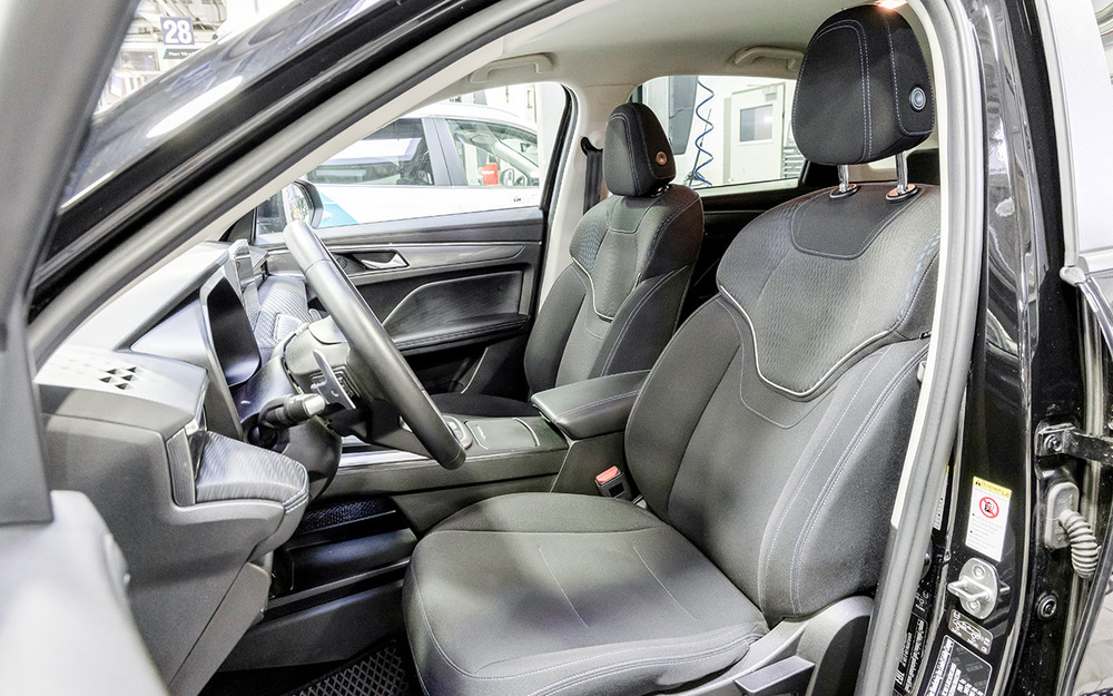 Вне зависимости от типа обивки сиденья быстро просиживаются и теряют форму: ветшает и осыпается поролоновая набивка.