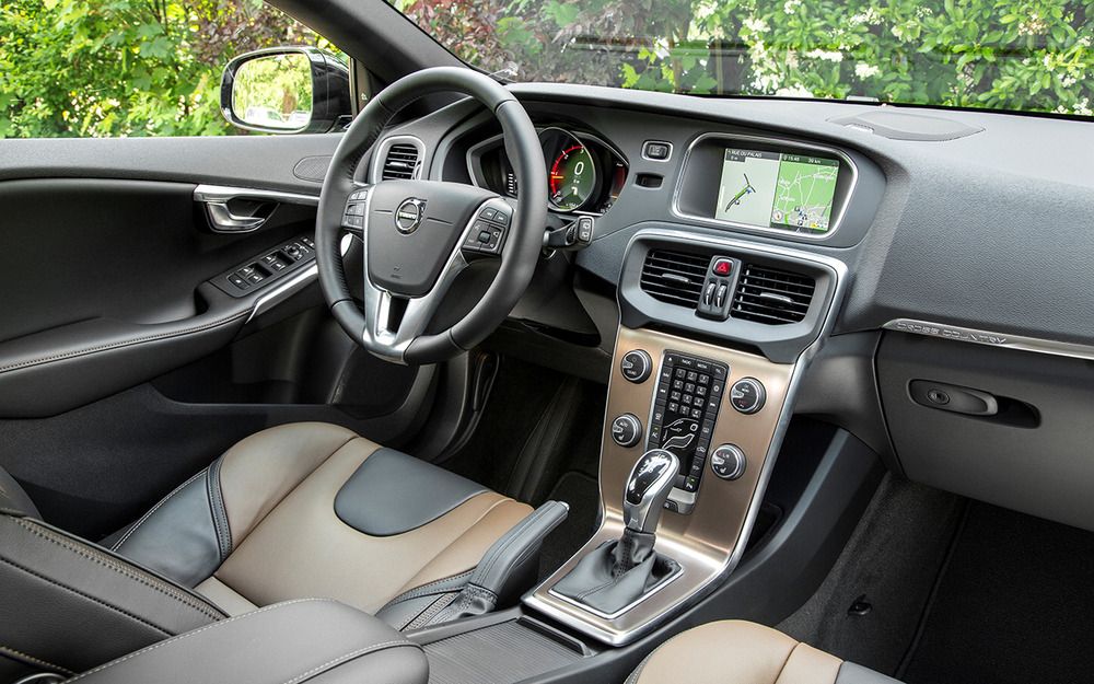 Интерьер Volvo V40 Cross Country