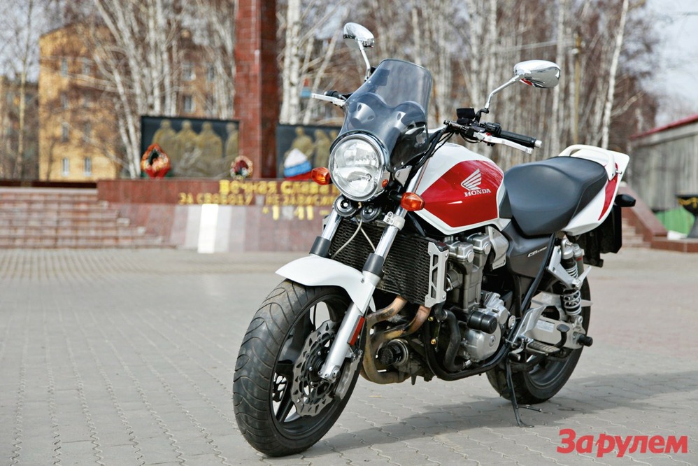 Honda CB1300: неоклассик, 1997 - н.в., 1284 см³, 246 кг, 150 000-360 000 руб.