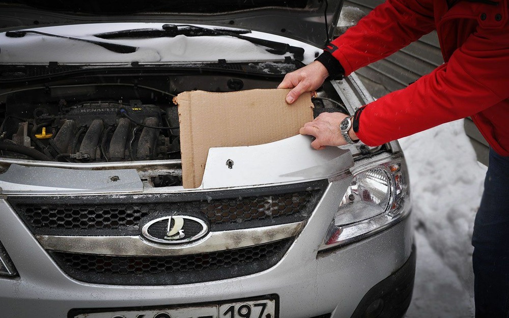 Картонка или иной барьер перед радиатором станут непроходимой преградой для камешков, песка и реагентов, которые могут навредить теплообменнику.