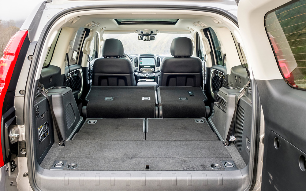 Форма багажника превосходна. Третий ряд при складывании образует ровный пол. Если не складывать, для поклажи остается около 300 л объема.