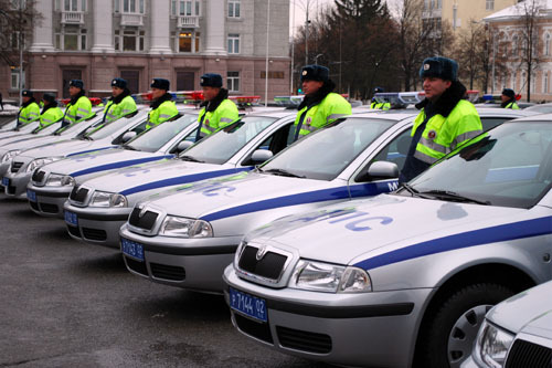 При задержании полицейский проехал 3 км на кузове автомобиля