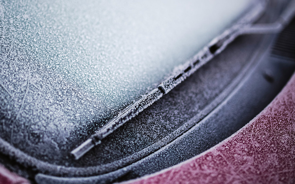 Как быстро избавиться от наледи на лобовом стекле? Самые действенные методы