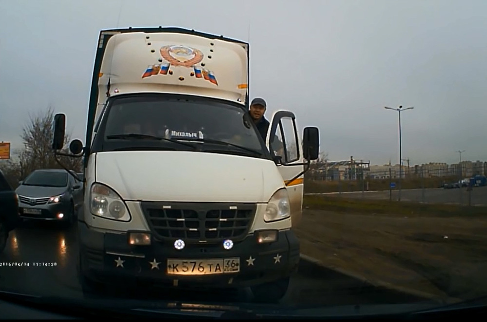 Схватка на дороге: принципиальность против автохамства (ВИДЕО)