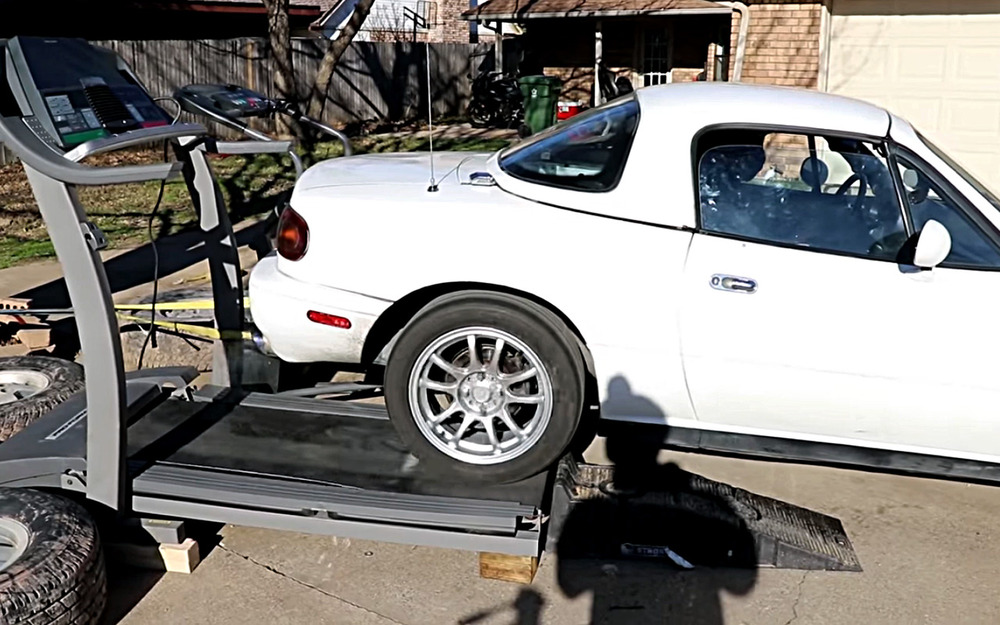 Mazda на беговой дорожке: прикольный фитнес-тест