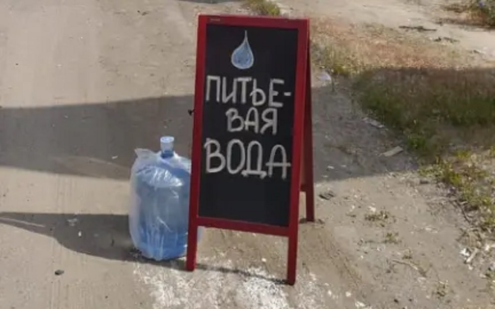 Власти распорядились раздавать воду из-за пробок на трассе