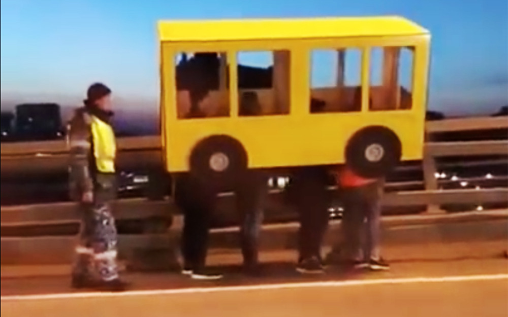 Парни прикинулись автобусом, чтобы пройти по автомобильному мосту