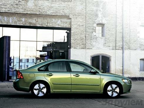 «Вольво-S40 DRIVe», класс B, выбрасывает 118 г СО2 на 1 км пробега. Перечень применяемых технологий традиционен: турбодизель объемом 1,6 л, уменьшенные передаточные числа III, IV и V передач, аэродинамические улучшательства, шины со сниженным сопротивлением качению, оптимизация трения в навесных агрегатах, двигателе и трансмиссии.