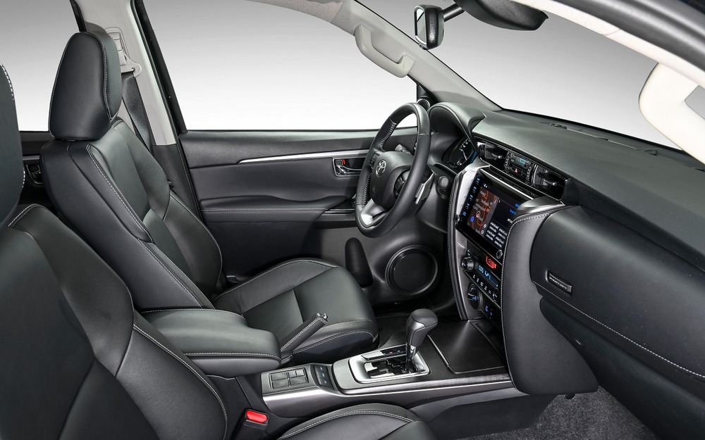 Интерьер Toyota Fortuner