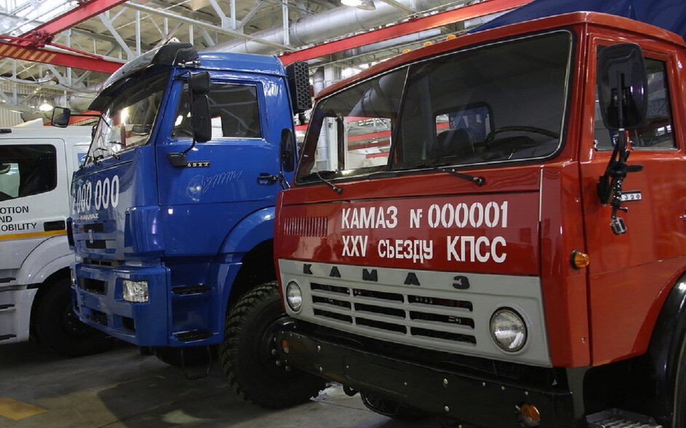 На переднем плане - музейный КАМАЗ-5320, подготовленный к юбилею завода в 2019 году. Сейчас, в 2022-м завод вынужден отчасти перейти на выпуск грузовиков, базирующихся на решениях 1970-х годов