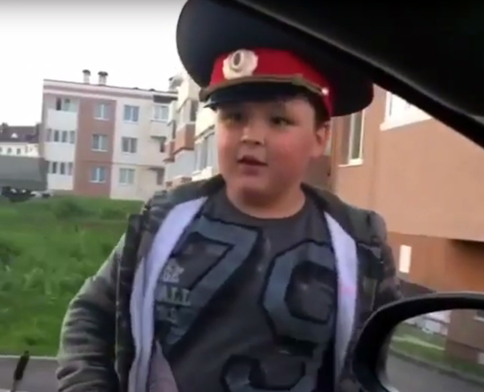 9-летний школьник «подрабатывает» инспектором ГИБДД