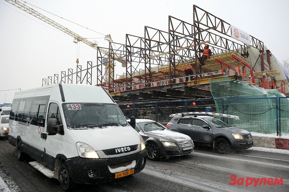 Металлические конструкции эстакады строятся под открытым небом, а бетонные - сзади, в «тепляке» 