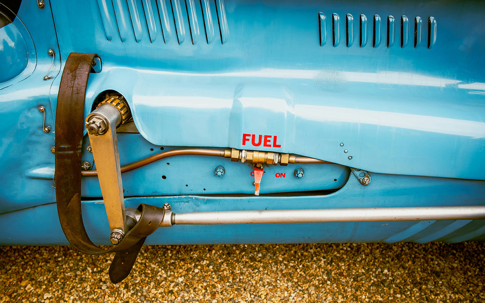 Автомобилистам напомнили об опасности трещин в топливной системе машины