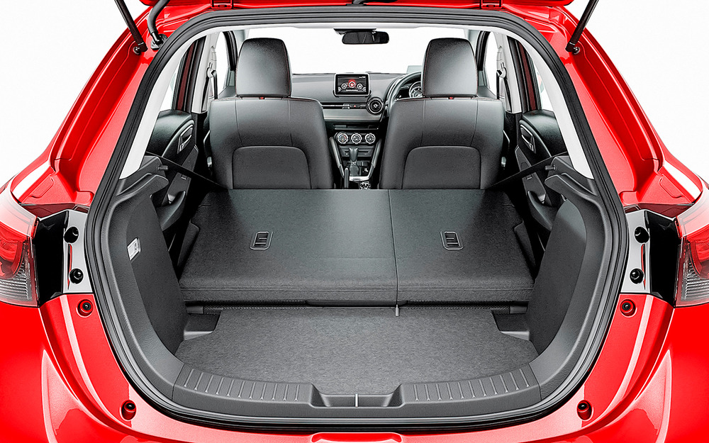 Заявленный объем багажника 280 л - и это похоже на правду. В японской комплектации обычно нет запаски - только ремкомплект. Но ниша для запасного колеса есть.