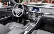 Материалы салона не ругают, но и не особо хвалят. Эргономика на высоте. В базовой комплектации есть круиз-контроль, электроприводы стекол, крышки багажника и регулировки зеркал.