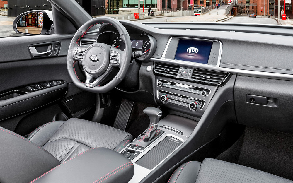 Материалы салона не ругают, но и не особо хвалят. Эргономика на высоте. В базовой комплектации есть круиз-контроль, электроприводы стекол, крышки багажника и регулировки зеркал.