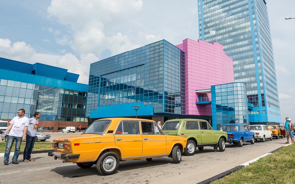 Niva Legend ведет родословную от модели ВАЗ-2121 (на фото - на автопараде в честь 50-летия АВТОВАЗа в 2016 году), вставшую на конвейер 5 апреля 1977 года
