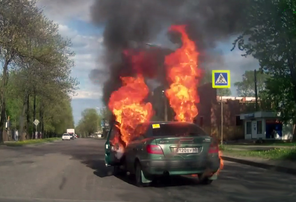 Автомобиль по вине водителя загорелся прямо на ходу