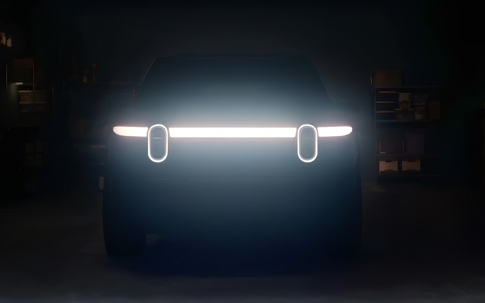 Брутальный кроссовер Rivian R2 с фарами в форме стадиона показали на видео
