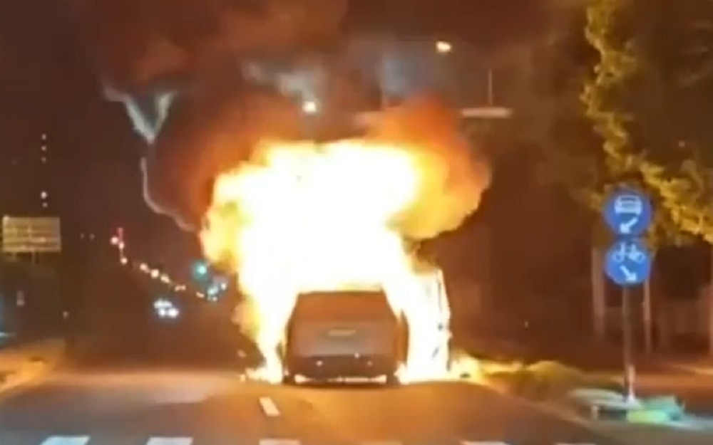 Электромобиль Lixiang загорелся прямо на ходу - видео