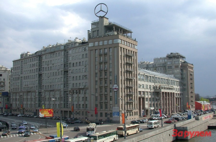 Знака Mercedes-Benz на фоне крестов храмов больше не будет