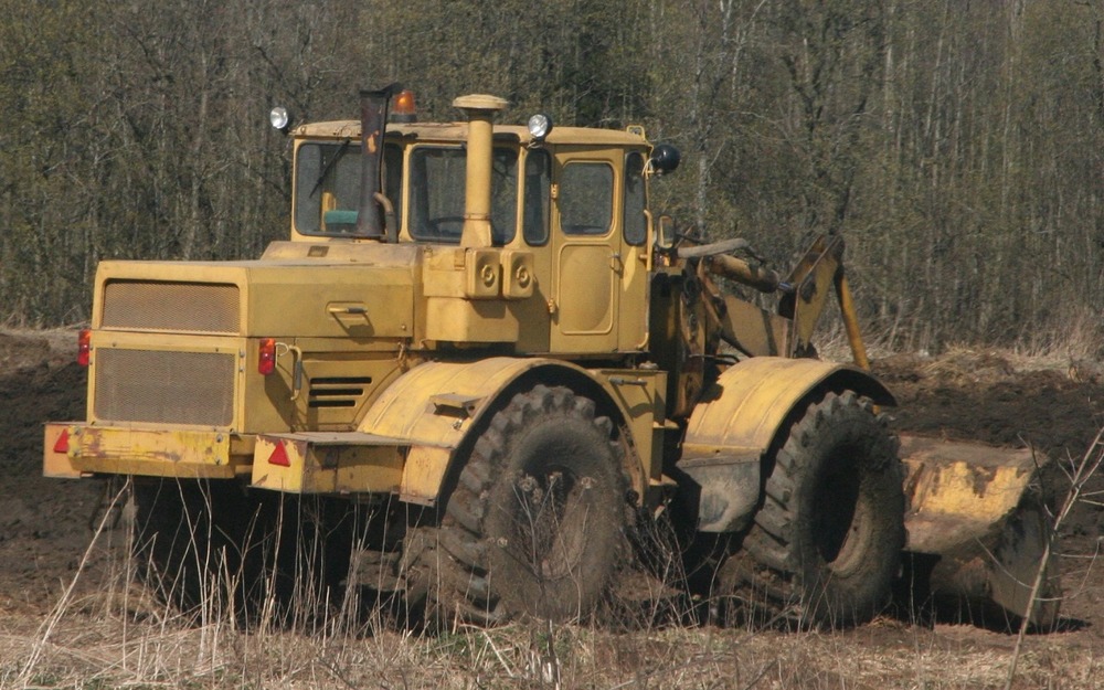 Фотооптический датчик на тракторе К-700 отслеживал границу вспаханного участка