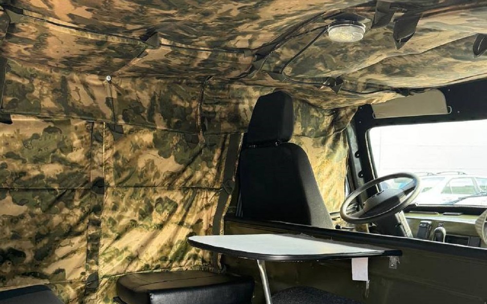 Интерьер УАЗа с модулями СВМПЭ от «Русской Силы». Противоосколочная стойкость баллистического пакета составляет 488 м/с. Масса защиты из полимерных материалов - 2,4 кг на один квадратный метр бронирования.