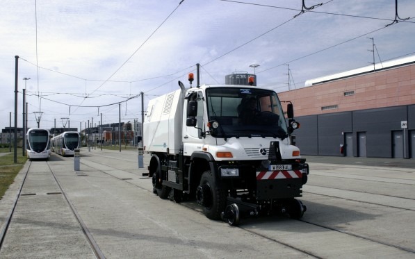 Mercedes показал новый Unimog для железнодорожников