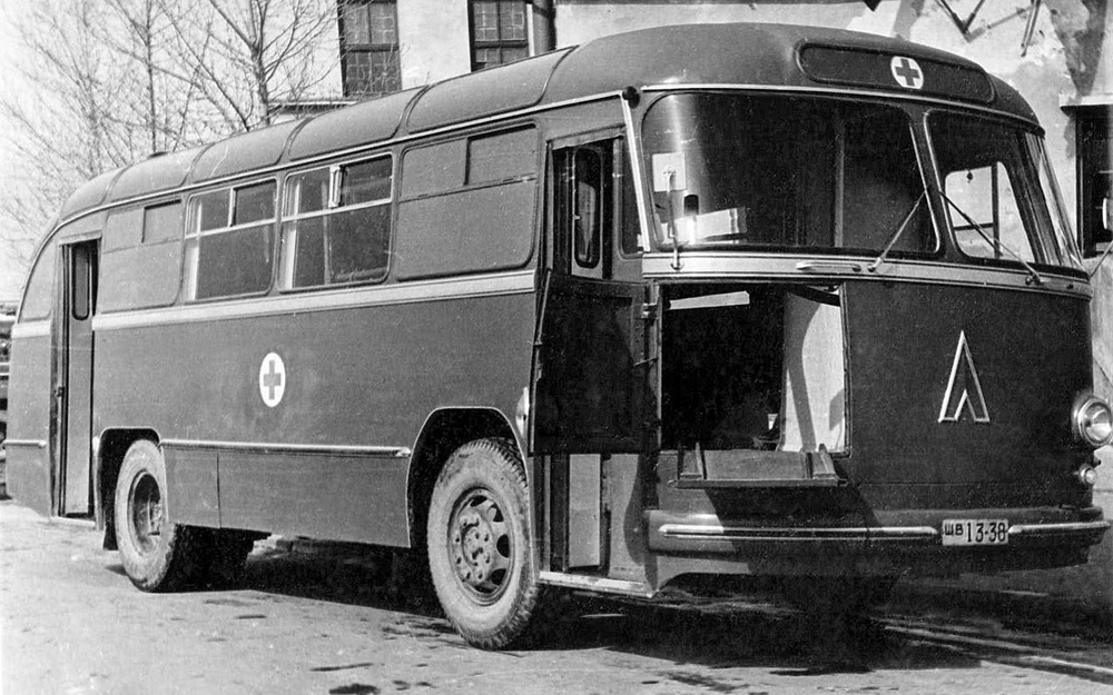 Одна из самых больших и удивительных «санитарок» в истории - ЛАЗ-695Б 1960-х. Такие модификации для военного времени разрабатывали и другие отечественные заводы. Люк спереди - для быстрой погрузки носилок с раненым.