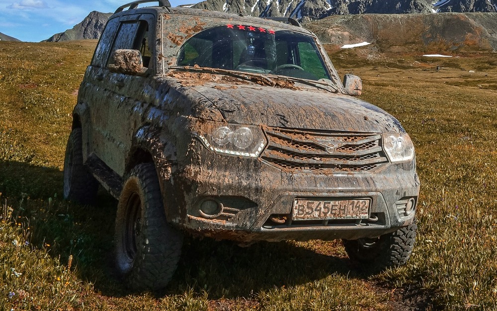 На дороге слякоть, а инспектор заставил очищать номер - это законно?