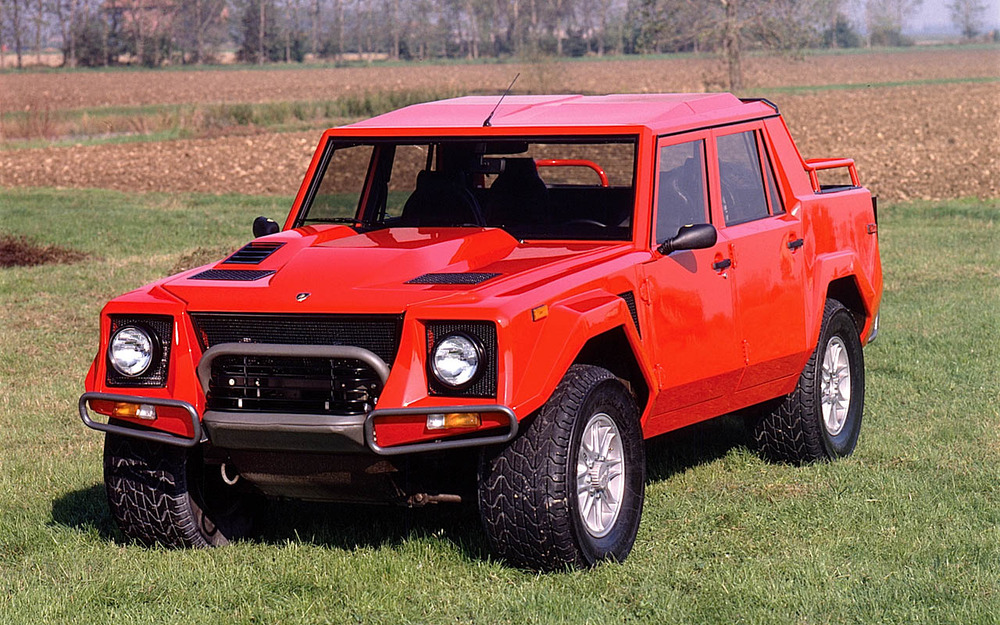 Задолго до появления внедорожников под марками, которые раньше не ассоциировались с подобными изделиями, отважный шаг предприняла компания Lamborghini, позарившаяся на кусок сладкого пирога - заказ армии США. Для нее построили прототип Cheetah - некий аналог Hummer, который, кстати, в итоге и выбрали военные. А итальянскую машину с мотором Chrysler (Lamborghini в ту пору и принадлежала этому концерну) объемом 5,9 л, расположенным сзади (!), забраковали. Итальянцы не успокоились и в 1985-м запустили-таки в производство Lamborghini LM002, по дизайну напоминающий не то гигантскую сенокосилку, не то тюнингованный трактор. Машину оснастили двигателем V12 мощностью 450 л.с., правда, уже расположенным спереди. Стоил Lamborghini LM002 заметно дороже любого Ferrari. Всего удалось продать 301 машину, из них 60 - в США. В итоге - убытки, сомнительная слава в фильме «Бригада» (одну машину, говорят, сожгли - знай наших!) и постоянная смена владельцев компании, пока ее не прибрал концерн Volkswagen.