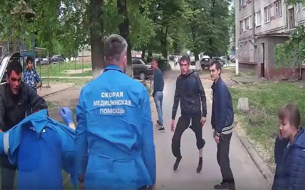 Нелюди избили врача скорой помощи