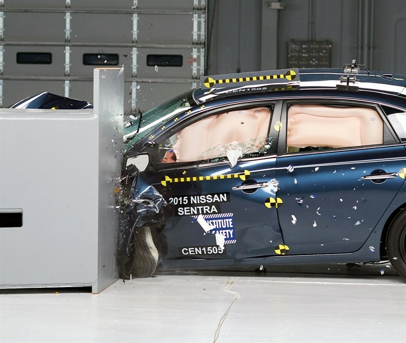 Nissan Sentra со второй попытки преодолел краш-тест с малым перекрытием (ВИДЕО)