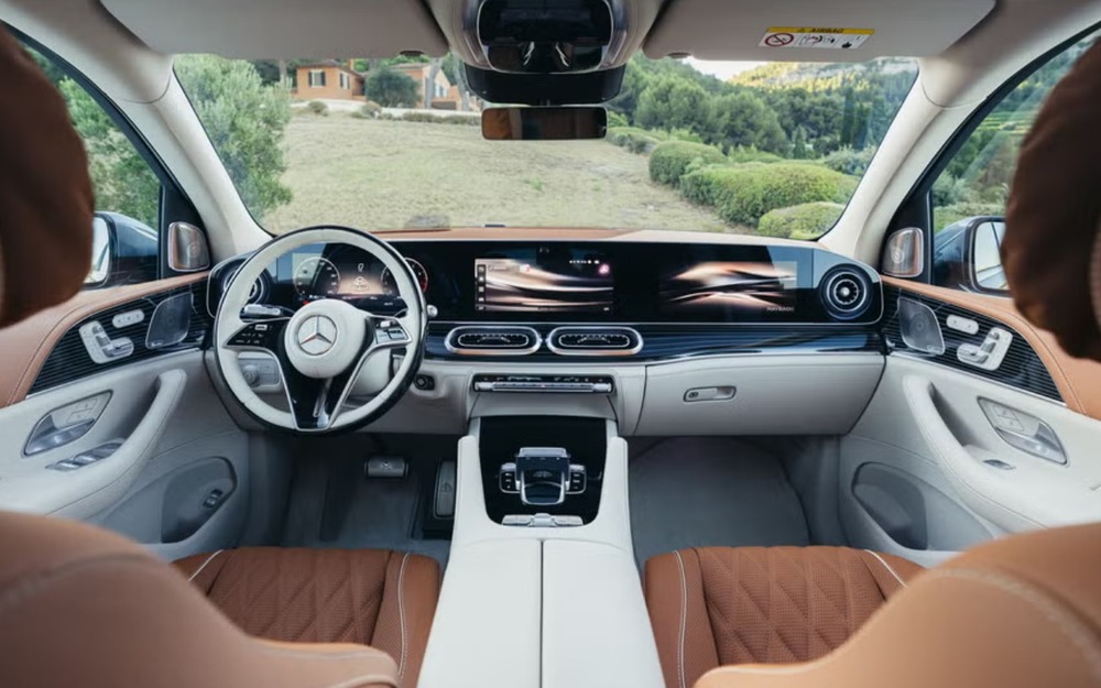 ИИ, золото в фарах: представлен новый Maybach GLS