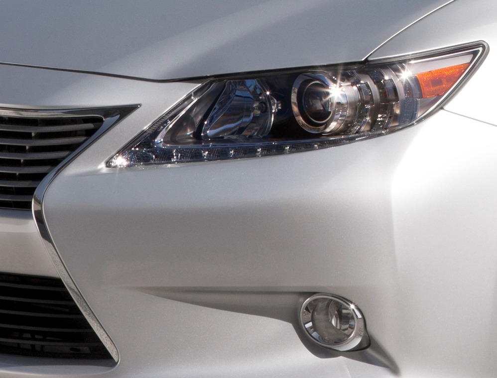 Сам Lexus предъявил миру только часть ES