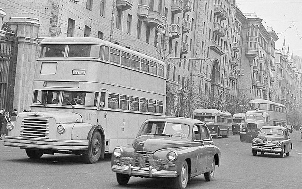 Восточногерманский Lowa DO56 в Москве. На заднем плане - Lowa DO S6