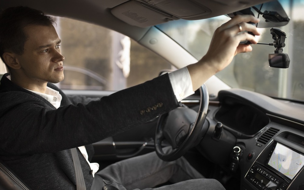 Этот регистратор избавит от самой главной проблемы, да еще и снимает прекрасно