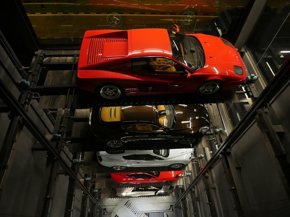 В Сингапуре можно купить роскошный автомобиль с помощью автомата
