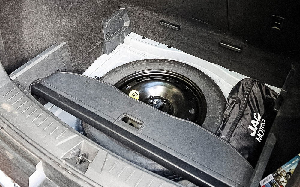 Для шторки багажника разработчики JAC JS6 подобрали отличное место над докаткой.