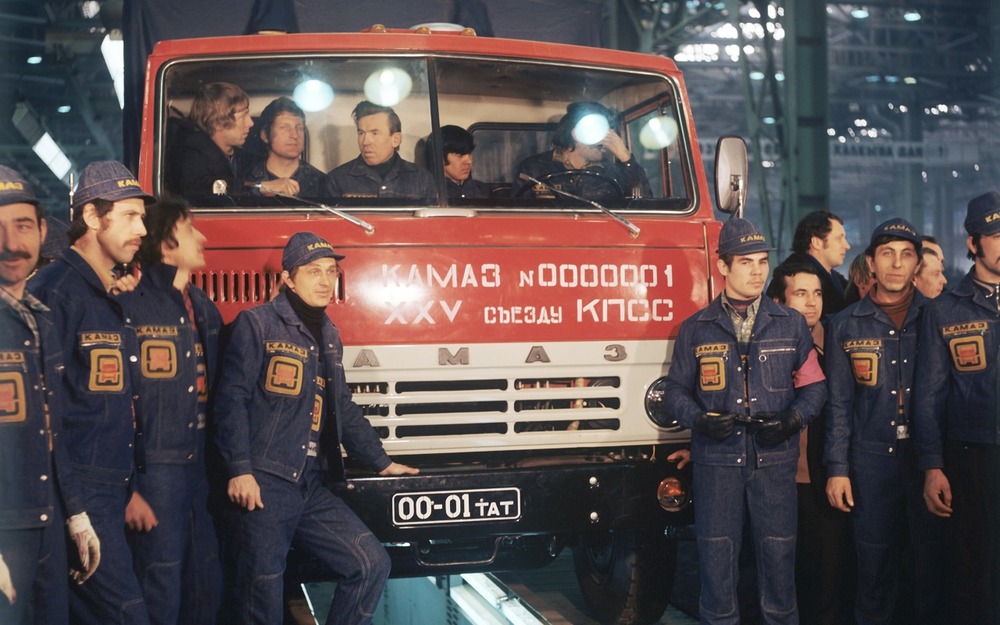 Пуск конвейера в Набережных Челнах приурочили к XXV съезду КПСС, который проходил в Москве с 24 февраля по 5 марта 1976 года - и первый КАМАЗ‑5320 своим ходом ­прибыл на Красную площадь.